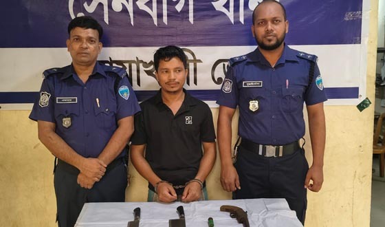 সেনবাগে রিভলবার, গুলি ও চাকুসহ যুবক গ্রেপ্তার