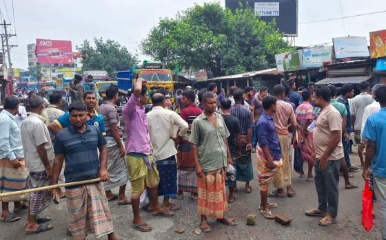 রাজশাহীতে সারের দাবিতে কৃষকদের  সড়ক অবরোধ