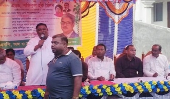 মোহনপুরে বিএনপির প্রতিষ্ঠাবার্ষিকীর অনুষ্ঠানে অতিথিদের চেয়ারে ওসি