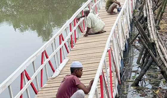 ভাসমান সেতুতে ভোগান্তি লাঘব হচ্ছে শিক্ষার্থীসহ গ্রামের মানুষের