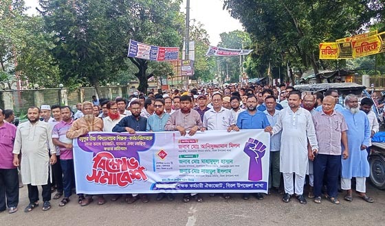 বিরলে শিক্ষকের উপর হামলাকারীদের বিচারের দাবিতে বিক্ষোভ