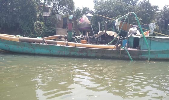 কিশোরগঞ্জের হাওরে স্টীলবডি নৌকা দিয়ে বালি আনলোড করা থামছে না