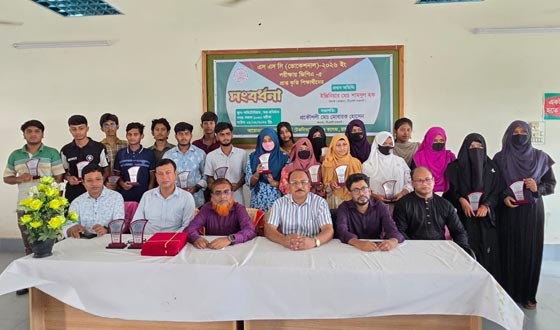 চারঘাটে জিপিএ-৫ প্রাপ্ত শিক্ষার্থীদের সংবর্ধনা