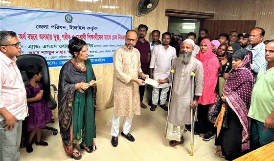 টাঙ্গাইলে দুস্থ ও মেধাবী শিক্ষার্থীদের অনুদানের চেক বিতরণ