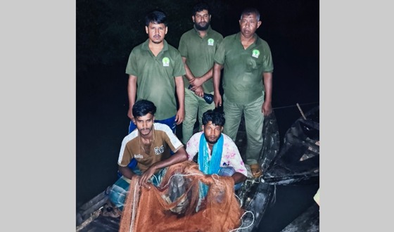সুন্দরবনের অভয়ারণ্য এলাকা থেকে ৪ টি জালনৌকাসহ  ৯ জেলে আটক
