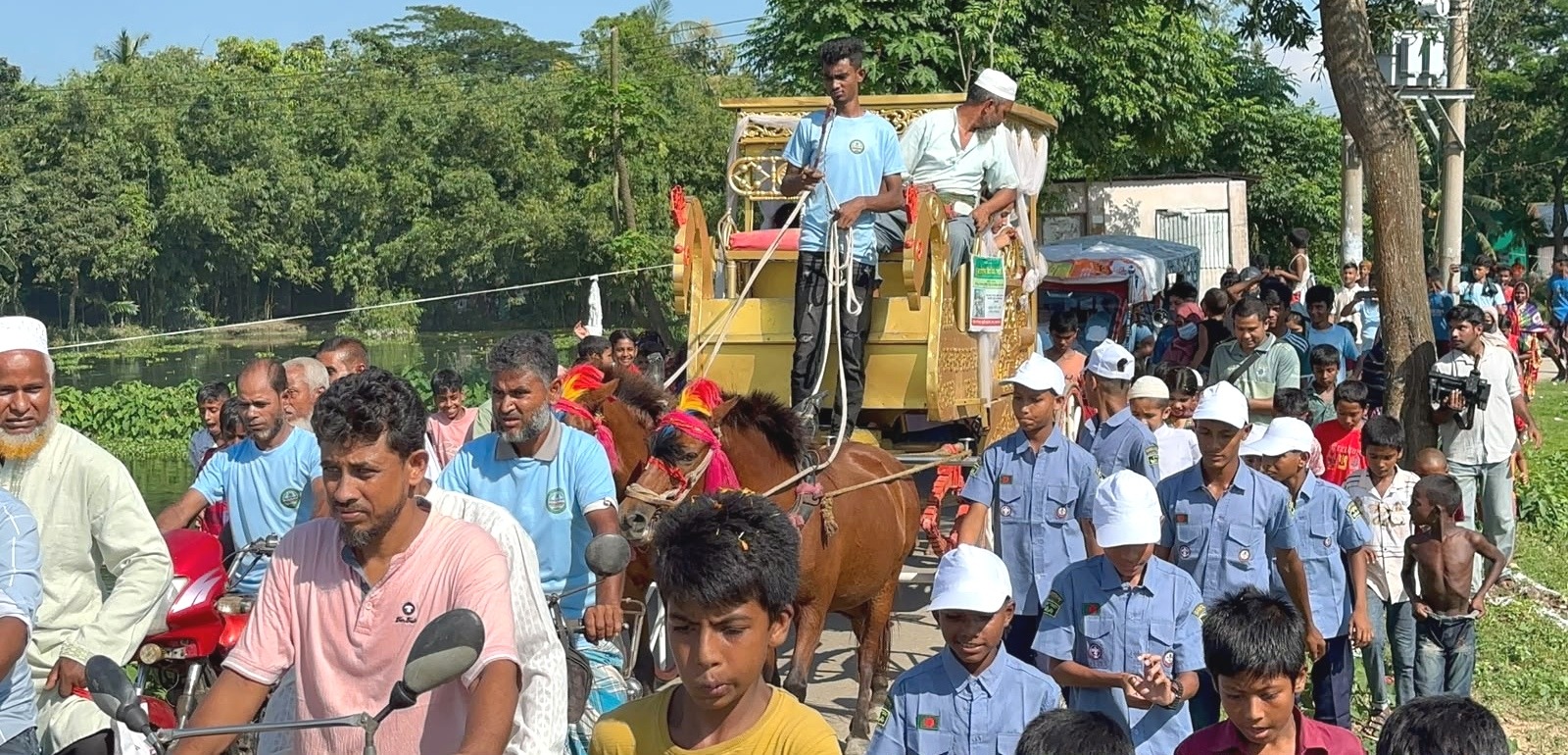 ৪০ বছর পর অশ্রুসিক্ত বিদায়, ঘোড়ার গাড়িতে ‘রাজকীয়’ সম্মান পেলেন শিক্ষিকা
