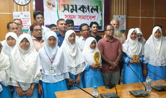 গোমস্তাপুরে বিতর্ক প্রতিযোগিতায় চ্যাম্পিয়ন আলীনগর বালিকা উচ্চ বিদ্যালয়