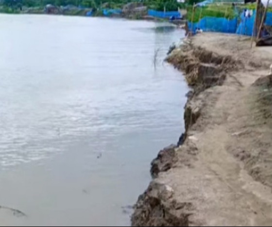 আশাশুনির গোয়ালডাঙ্গা বাজারে নদী ভাঙ্গনে আতঙ্কে ব্যবসায়ী ও এলাকাবাসী
