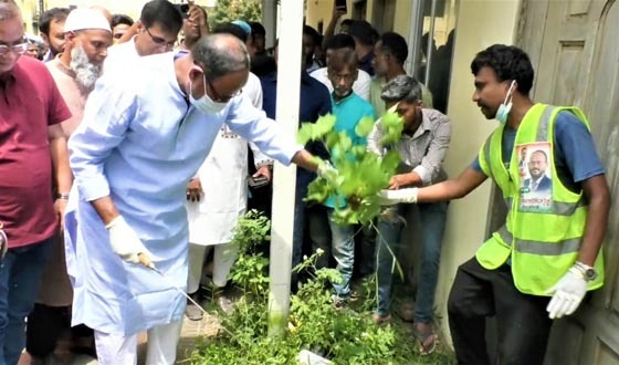 টাঙ্গাইলে ডেঙ্গু প্রতিরোধে ঝাঁটা হাতে পরিচ্ছন্নতা অভিযানে প্রতিমন্ত্রী টুকু