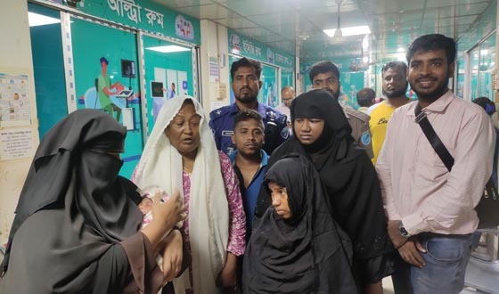 লৌহজংয়ে মানসিক ভারসাম্যহীন মা ও শিশুকে স্বজনদের কাছে হস্তান্তর