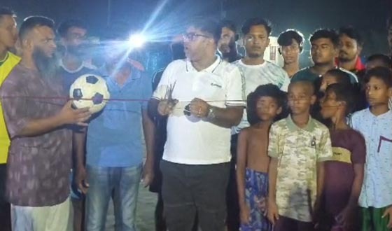 কয়রায় রাত্রিকালিন ফ্টুবল, খেলার উদ্বোধন করলেন শোভন