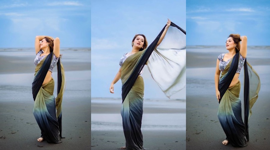 সমুদ্রতীরে মুগ্ধতা ছড়ালেন দীঘি