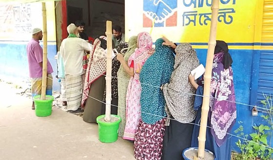 বালুয়াকান্দি ওএমএস কর্মসূচিতে সাশ্রয়ী মূল্যে চাল-আটা বিতরণ
