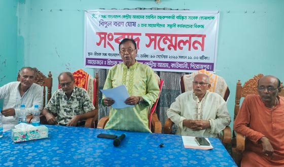 টাকা আত্মসাৎ ও বিশৃঙ্খলা করায় কর্তৃপক্ষের সংবাদ সম্মেলন