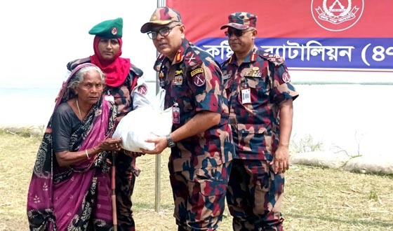 পদ্মা নদীর চরাঞ্চলে বন্যায় ক্ষতিগ্রস্ত ও পানিবন্দি পরিবারকে খাদ্যসামগ্রী বিতরণ