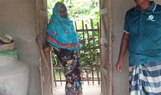 সাপাহারে বাঁশের বেড়া দিয়ে বসতবাড়ি ঘিরে একটি পরিবারকে অবরুদ্ধ