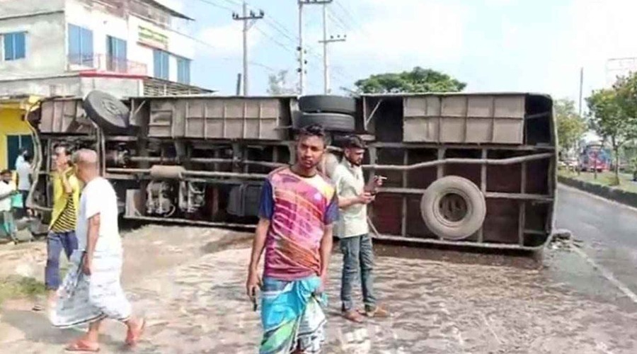 ময়মনসিংহে মাহিন্দ্রা ও সিএনজিকে নিয়ন্ত্রণ হারিয়ে বাসের ধাক্কা, নিহত ২