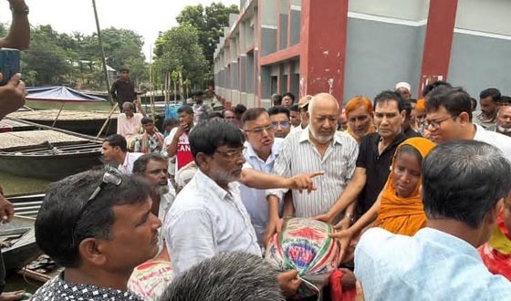 দৌলতপুরে বন্যায় ক্ষতিগ্রস্তদের ত্রাণ বিতরণ