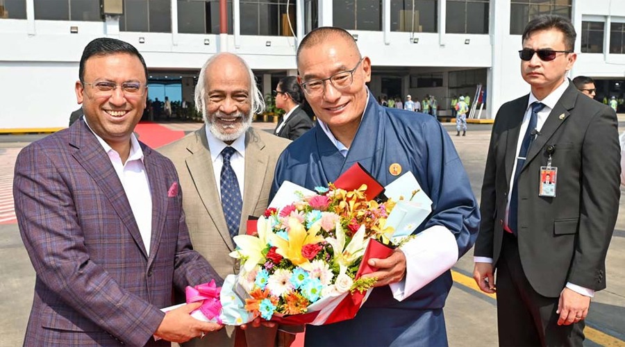 ঢাকায় ভুটানের প্রধানমন্ত্রীর যাত্রাবিরতি, স্বাগত জানালেন মঈন খান
