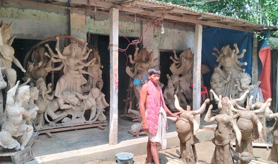 কুড়িগ্রামে প্রতিমা তৈরিতে ব্যস্ত কারিগররা