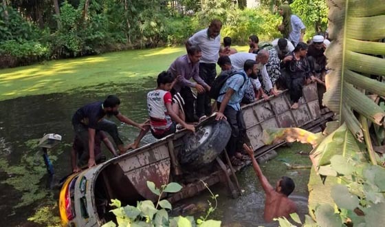 যাত্রী নিয়ে পুকুরের মধ্যে বাস, একজনের লাশ উদ্ধার