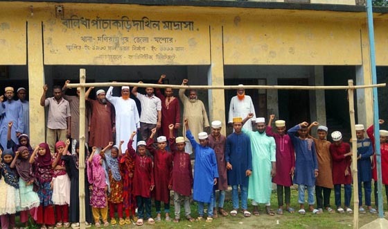 মণিরামপুরে মাদ্রাসার রাস্তা অপসারণের দাবীতে মানববন্ধন