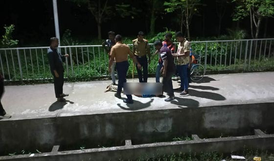 রাবি শিক্ষার্থীকে মারধরের অভিযোগ, রেলস্টেশনে ভাঙচুর, অবরোধ