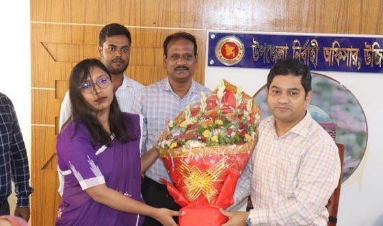 উজিরপুরের নবাগত এসিল্যান্ড উম্মে সালমাকে ফুলেল শুভেচ্ছায় বরণ