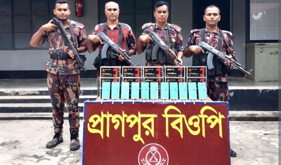 দৌলতপুর সীমান্তে ভারতীয় স্মার্টফোনের ডিসপ্লে ও মাদকদ্রব্য উদ্ধার