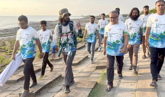 উপকূলের পথে হাঁটছেন মাসফিকুল হাসান টনি , দিচ্ছেন তিন ম্যাসেজ