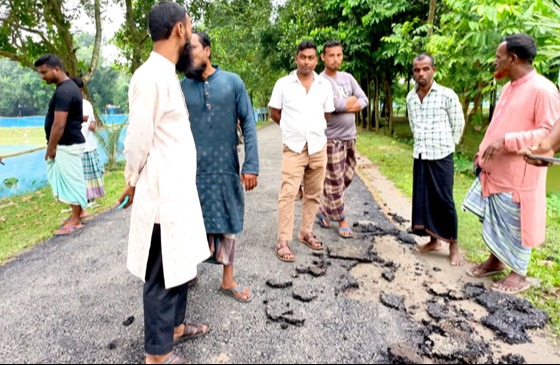 দুই কোটি টাকার সড়কে হাত দিলেই উঠে যাচ্ছে কার্পেটিং