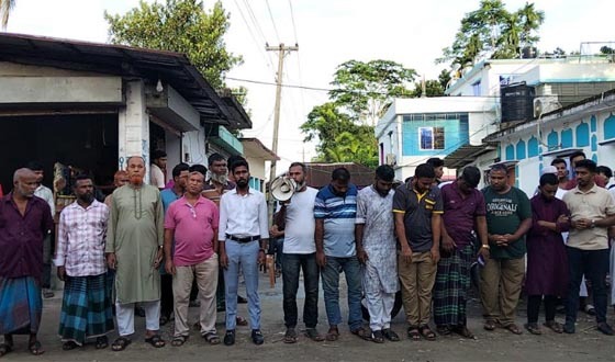 উজিরপুরে ব্ল্যাকমেইল-মাদকসহ নানা অভিযোগ, প্রতিবাদে বিক্ষোভ
