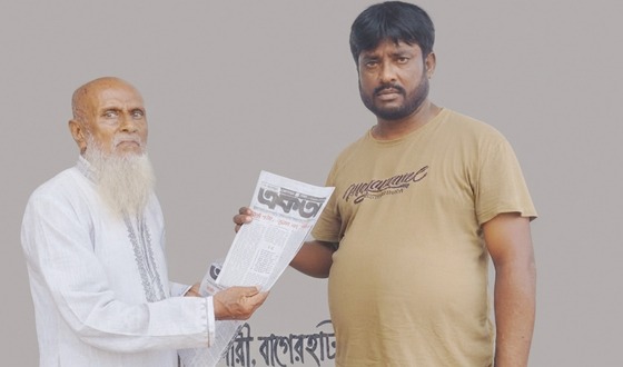 শত কষ্টের মাঝেও ক্লান্তিহীন, সংবাদপত্র হাতে ছুটছেন শিক্ষাগুরু সোহরাব