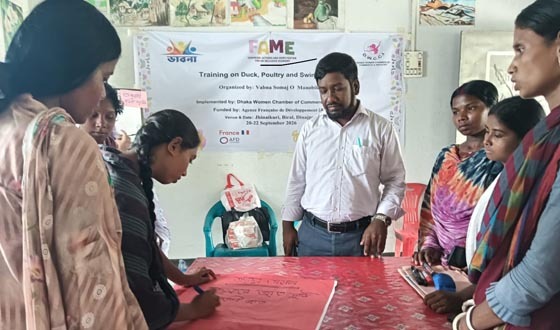 বিরলে হাঁস-মুরগী ও শুকর লালন পালন বিষয়ক প্রশিক্ষন সম্পন্ন