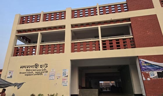 চারঘাটে বাজারে বছরের পর বছর ভোগান্তি, রাজস্ব হারাচ্ছে সরকার
