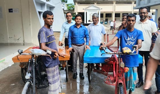 হতদরিদ্র দুটি পরিবার পেল বেঁচে থাকার অবলম্বন