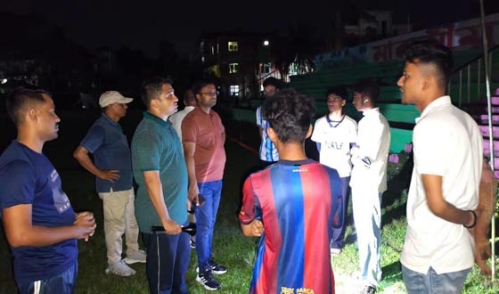 রাতে ভিক্টোরিয়া স্কুল মাঠে কিশোর-তরুণদের আড্ডা: ইউএনও'র সতর্কবার্তা