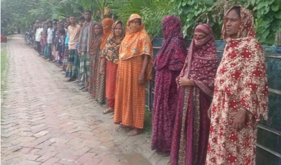 প্রতাপনগরে নারী নির্যাতন, ভাংচুর ও লুটপাটের প্রতিবাদে মানববন্ধন