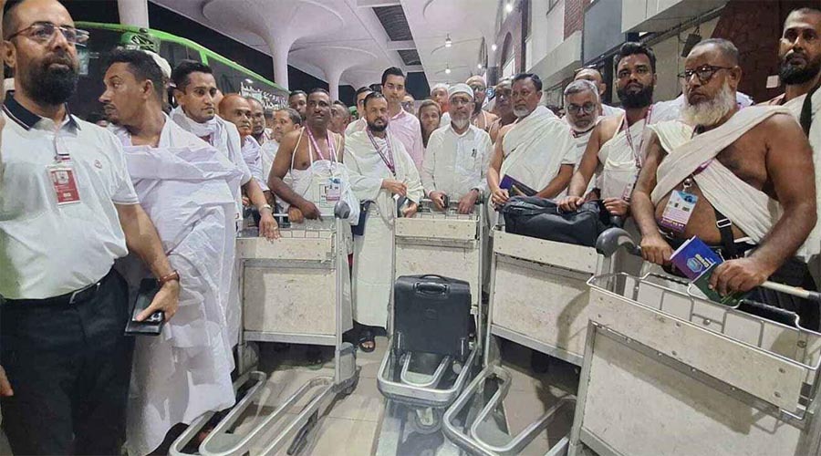 নিজ অর্থায়নে ৪৭ নেতাকর্মীকে ওমরাহ পালনে পাঠালেন বাবর