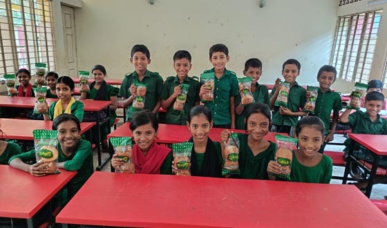 স্কুল ফিডিং কার্যক্রমের খাবারে বাড়ছে শিক্ষার্থীদের উপস্থিতি