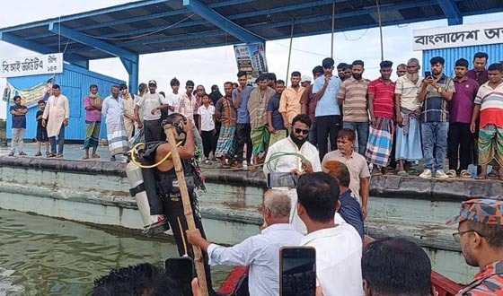 চাঁদপুর লঞ্চঘাটে নদীতে পড়ে যুবক নিখোঁজ, ডুবুরি দলের উদ্ধার অভিযান