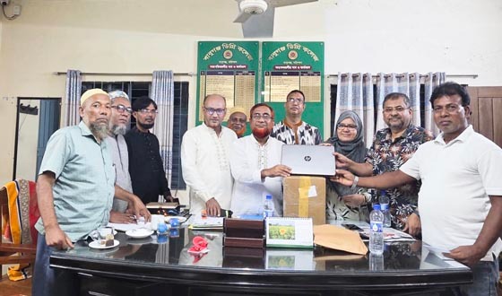 আধুনিক ও প্রযুক্তিনির্ভর পাঠদানে যুক্ত হলো ল্যাপটপ ও প্রজেক্টর