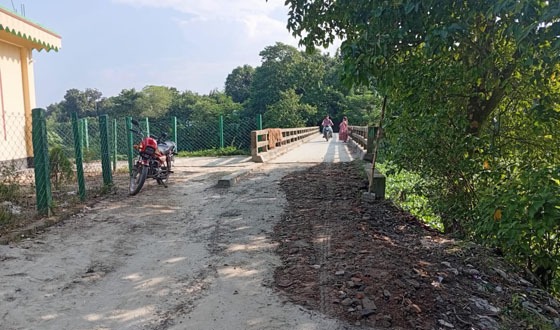 চাটমোহরে বড়াল নদের ব্রিজের অংশ মেরামত