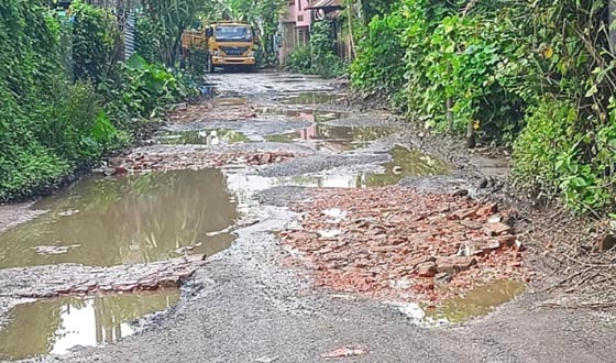জনপদ বিভাগের রাস্তাটি এখন মরণফাঁদ খানাখন্দে চরম দুর্ভোগ
