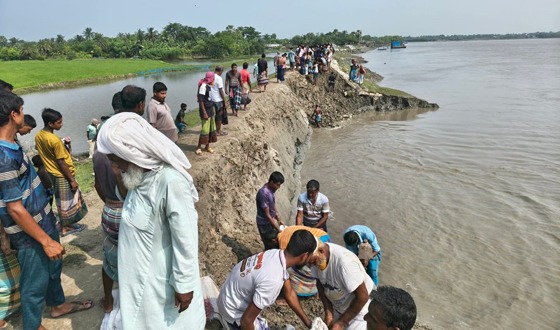 আশাশুনির প্রতাপনগরে ১০০ মিটার ওয়াবদা বেড়িবাঁধের বড় অংশ নদীগর্ভে