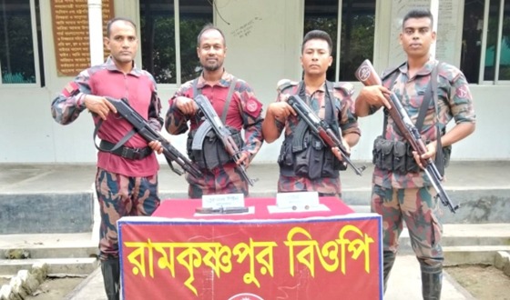 দৌলতপুর  সীমান্তে বিজিবির অভিযানে পিস্তল ও গুলি উদ্ধার