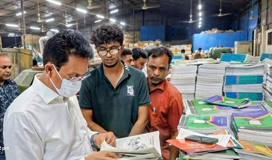 রাজধানীর ৬ প্রেসে শিক্ষামন্ত্রীর আকস্মিক পরিদর্শন