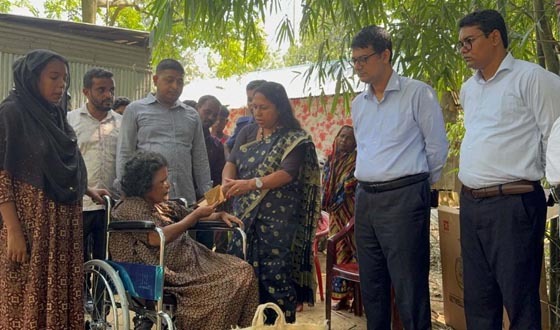 দশ বছর পর হুইলচেয়ারে বসে ঘরের বাইরে এলেন ঝমেলা বেগম