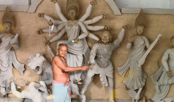 ঘোড়াঘাটে আসন্ন দূর্গা পূজায় প্রতিমা তৈরিতে ব্যাস্ত কারিগরেরা