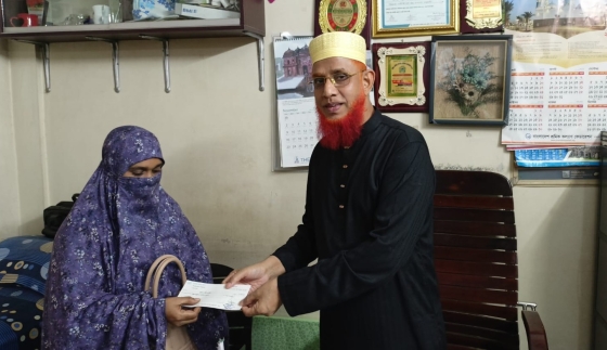 বাগমারায় অসহায় মানুষের হাতে চেক তুলে দিলেন এমপি আব্দুল বারী